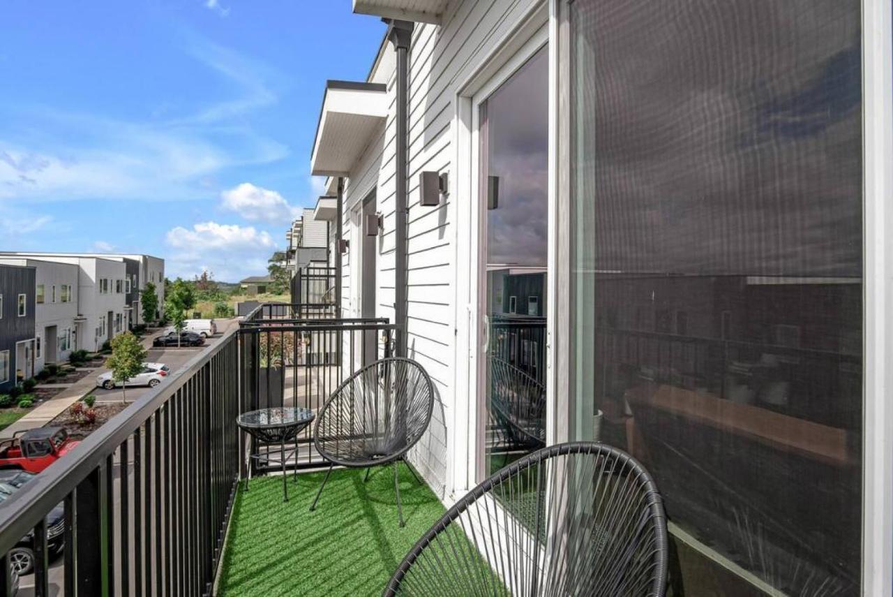 Big New And Modern With Skyline View Mural And Ping Pong Nashville Exterior foto