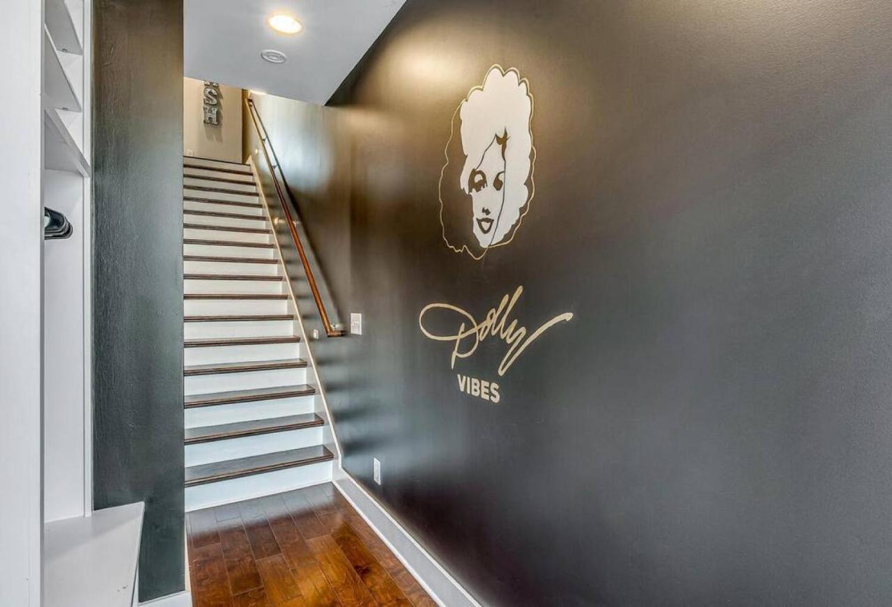Big New And Modern With Skyline View Mural And Ping Pong Nashville Exterior foto
